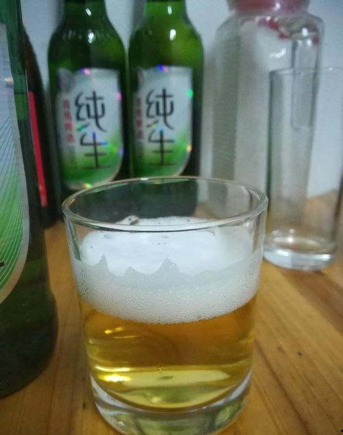 独自喝酒的照片